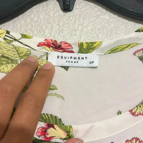 Equipment Femme White Floral Berries Print Short Sleeves Silk Blouse Top - Picture 3 of 5